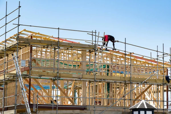 Blick Auf Neue Hausbaustelle Mit Holzrahmen Und Arbeiter Auf Dem — Stockfoto