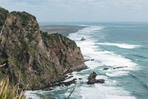 Вид на прибрежные скалы с туристической смотровой площадки
