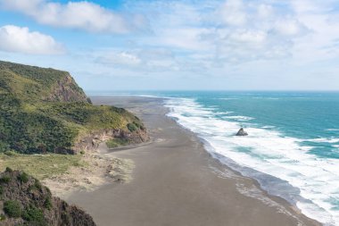 Auckland / Yeni Zelanda - 21 Aralık 2019: Siyah kumlu Karekare plajının havadan görünüşü