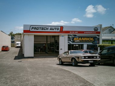 Auckland / Yeni Zelanda - 13 Aralık 2019: Howick 'te Mannol yağı sunan Protech Auto Tamirhanesi