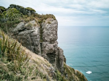 Gözetleme noktasından dikey uçurum görüntüsü