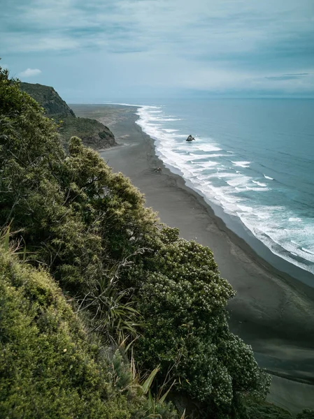 Légi Kilátás Karekare Strand Pohutukawa Előtérben — Stock Fotó