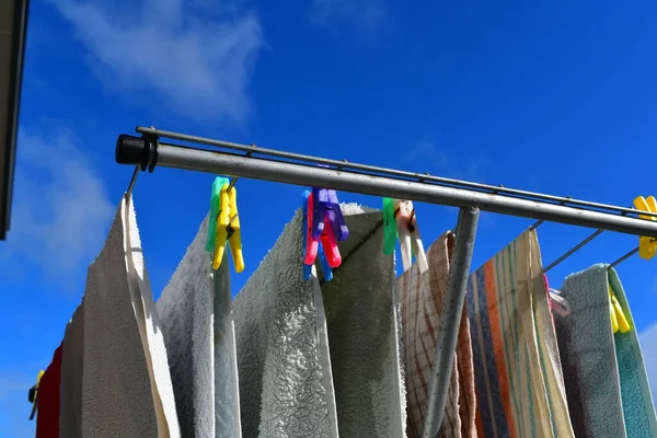Uitzicht Natte Handdoeken Drogen Waslijn Zonnige Dag — Stockfoto