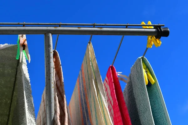 Vista Asciugamani Bagnati Asciugatura Clothesline Nella Giornata Sole — Foto Stock