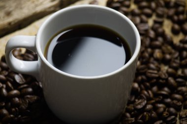 Kahve çekirdekleri ve espresso ahşap arka planda