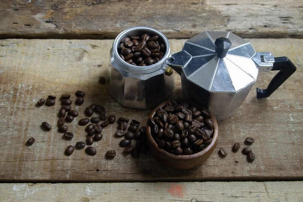 Moka Pot Con Chicco Caffè Uno Sfondo Grunge Legno — Foto Stock