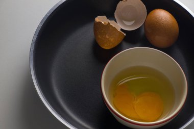 Pan pozisyonunda yumurtalarla pişirmeyi hazırlayın