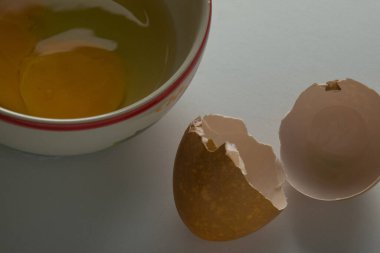 Yumurta ve kupayla pişirmeyi hazırlayın.