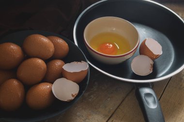 Çiğ yumurtalar Tavada Pişmeye Hazırlan