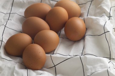 Tahta Arkaplan ve Beyaz Kumaşta Grup Ham Yumurtaları