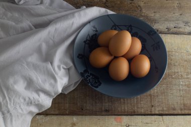 Tahta Arkaplanda Ham Yumurtalar ve Açık Gri Kumaş Grubu