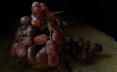 Alçak Anahtarlı Fotoğraf Mor Üzümler Ahşap Arkaplanda Kapalı