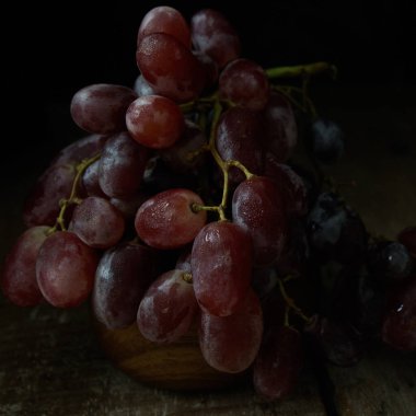 Alçak Anahtarlı Fotoğraf Mor Üzümler Ahşap Arkaplanda Kapalı