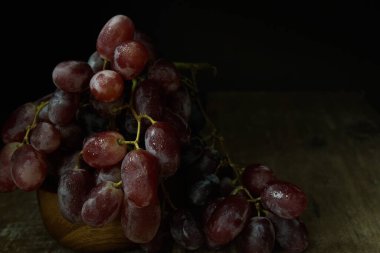 Alçak Anahtarlı Fotoğraf Mor Üzümler Ahşap Arkaplanda Kapalı