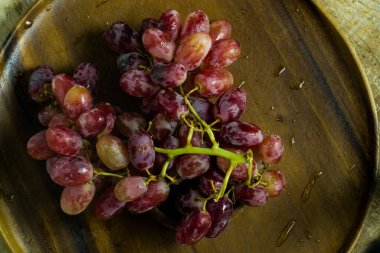 Taze üzüm, ahşap tabak ve arka plan