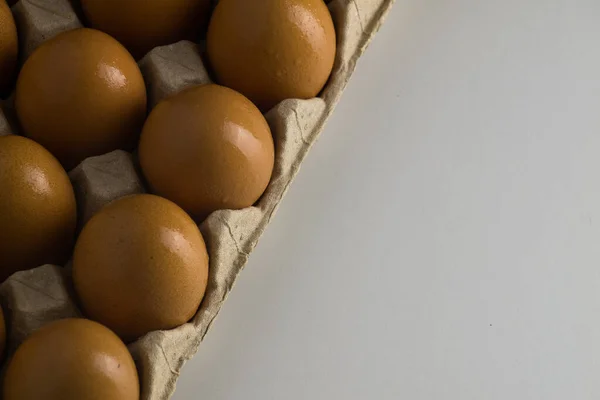 Raw Egg Förpackningen Vit Bakgrund — Stockfoto