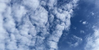 Bulutlu Mavi Gökyüzü Görünümü Rüzgarlı Arkaplan, Mükemmel Karşıtlık Çatı Işığı ve Açık Rüzgâr Rahatlatıcı Ozon Hava Durumu Beyaz Bulut, Bulutlu Doğal Manzara Duvar Kağıdı Yüksek Kümülüs