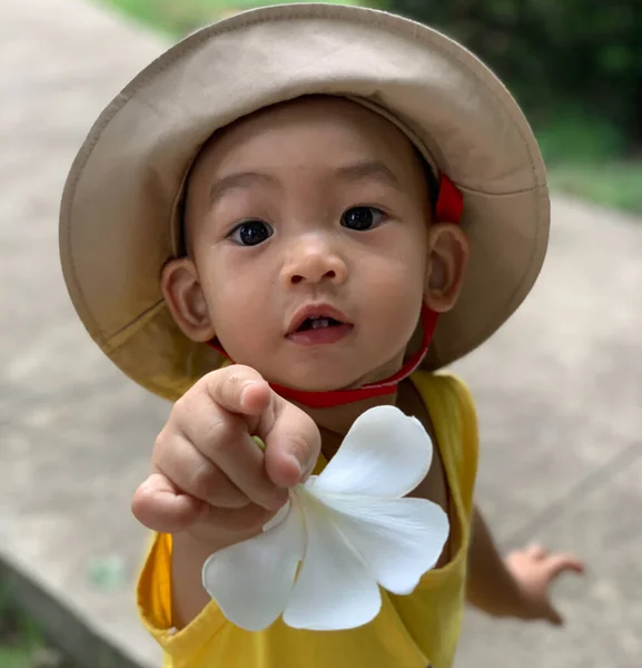 Ragazzo Asiatico Adorabile Anno Che Indossa Ritratto Del Cappello Piedi — Foto Stock