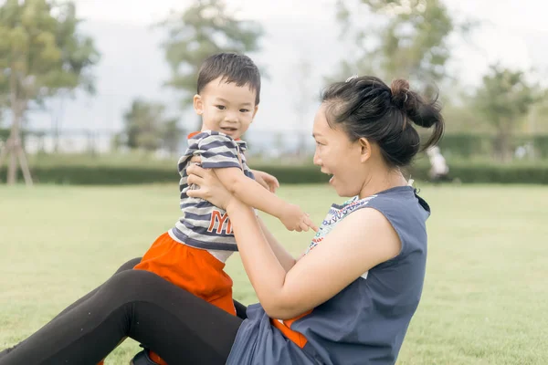 Una Madre Asiatica Figlio Piccolo Anno Stanno Giocando Ridendo Rilassano — Foto Stock