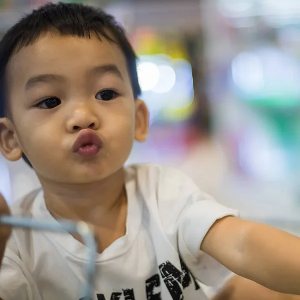 Adorabile Bambino Ragazzo Asiatico Anno Seduto Giocare All Interno Del — Foto Stock
