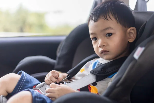 Очаровательный Азиатский Мальчик Летний Подросток Сидит Автомобильном Кресле Закрытым Ремнем — стоковое фото
