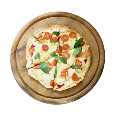 İtalyan ev yapımı pizza, ince hamurlu pizza (Margherita) mozzarella peyniri, domates ve fesleğen yapraklı beyaz arka planda izole edilmiş ahşap tabak, kırpma yolu.