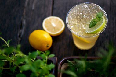 Limon ve nane aromalı soğuk demlenmiş buzlu çay, ferahlatıcı yaz çayı kokteyli..