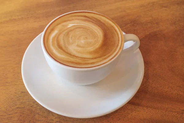 Горячий Кофе Латте Капучино Чашка Спиральной Пеной Молока Деревянном Фоне — стоковое фото