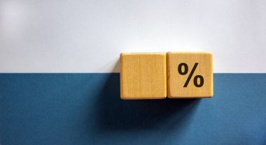 Kağıt üzerinde kelime yüzdesi yazılı tahta küpleri mavi ve beyaz arka plan, boşluğu kopyala. İş konsepti başarı süreci.