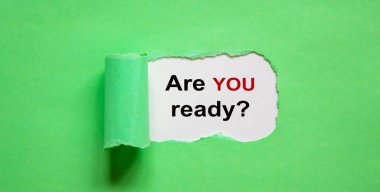 Yırtık yeşil kağıdın arkasında 