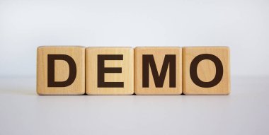Küpler üzerindeki 'demo' sözcüğünü güzel beyaz bir arkaplanda kavra.