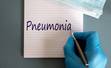 COVID-19 Pandemic Coronavirus konsepti. Mavi eldivenli erkek doktorlar beyaz bir nota 