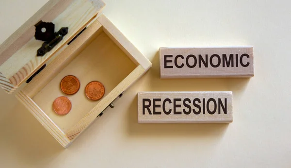 Begrippenwoord Economische Recessie Blokken Een Mooie Witte Achtergrond Kleine Kist — Stockfoto