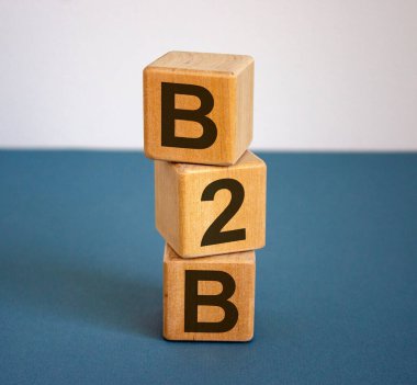 Küpler üzerinde güzel mavi bir arkaplan üzerinde B2B metni. İş konsepti.