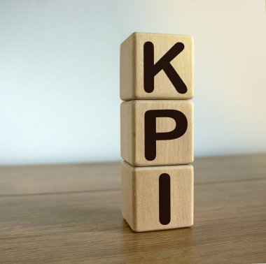 konsept kelime KPI güzel ahşap bir masanın küpleri üzerinde