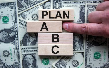 Tahta bloklar dolar banknotunun arka planında 