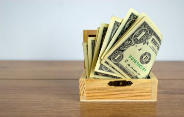 Metnin için resmi kavra. Güzel ahşap masa, dolarlarla dolu küçük sandık..