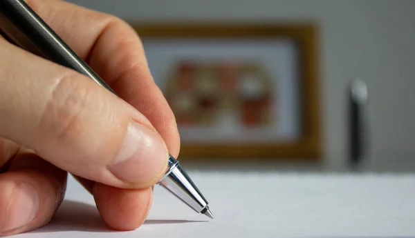 Mano Masculina Con Bolígrafo Metálico Sobre Hermoso Fon Blanco Sobre —  Fotos de Stock