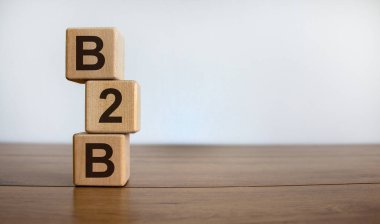 Güzel ahşap bir masanın üzerindeki küplerde 