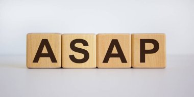 En kısa sürede 'ASAP' kısaltmalı ahşap blok beyaz arka planda, kopyalama alanı. İş konsepti.