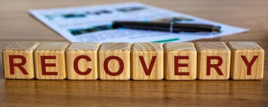 Güzel bir tahta masa, kalem ve dokümanların üzerindeki 