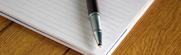 Notatnik Długopis Stół Drewna — Zdjęcie stockowe