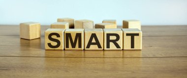 Güzel ahşap bir masadaki küp üzerinde 