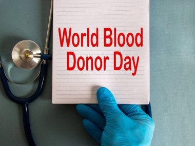 Mavi eldiven, üzerinde 