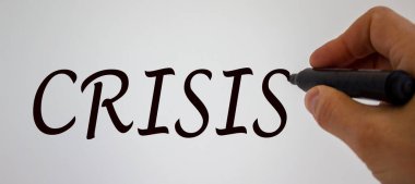 El yazısı 'kriz', beyaz arkaplanda izole.