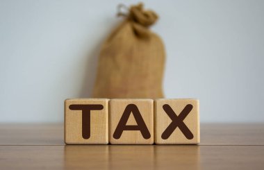 Küplere konsept kelime vergisi, güzel ahşap bir masa üzerinde, büyük bir bez çanta..