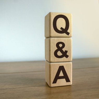 Güzel ahşap bir masa üzerindeki küp 'q' ve 'a' kavramını kabul et..