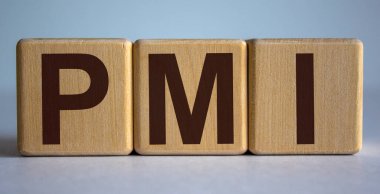 Güzel beyaz arkaplandaki küplerde 'PMI' kavramını kullan.