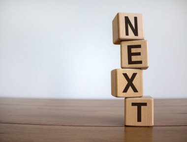 Güzel ahşap bir masadaki küplere 