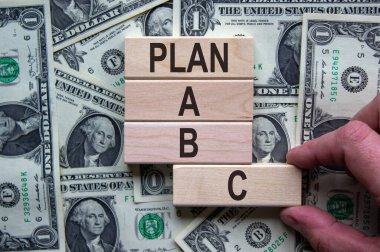 Tahta bloklar dolar banknotunun arka planında 